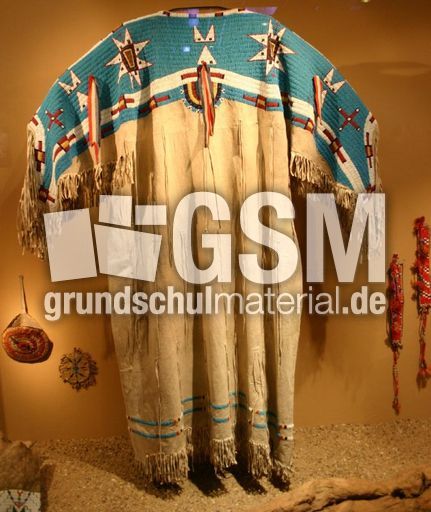 Frauenkleid-Sioux-1890.jpg